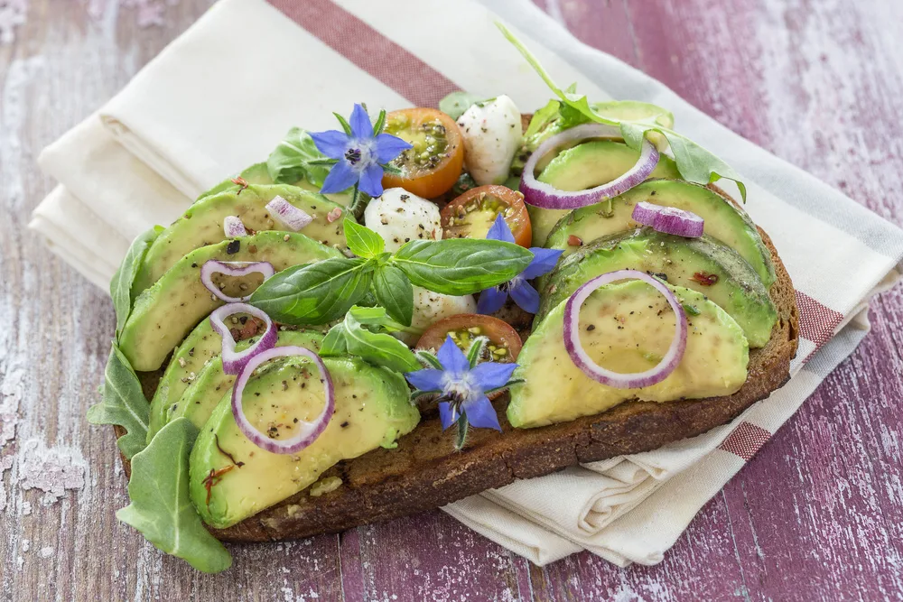 En cuisine, la bourrache est utilisée pour ses feuilles et ses fleurs.