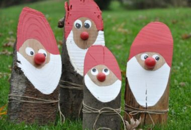 Faire des pères Noël en bûches de bois